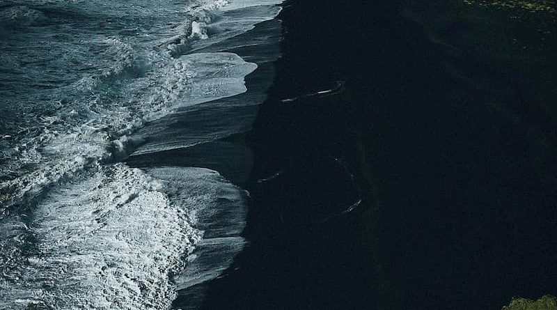 @charlotta__ Icelandic black sand beach