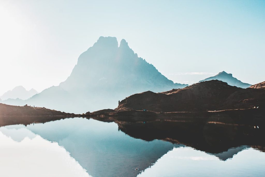 Pyrenees_@savagmountain_reflection_lake