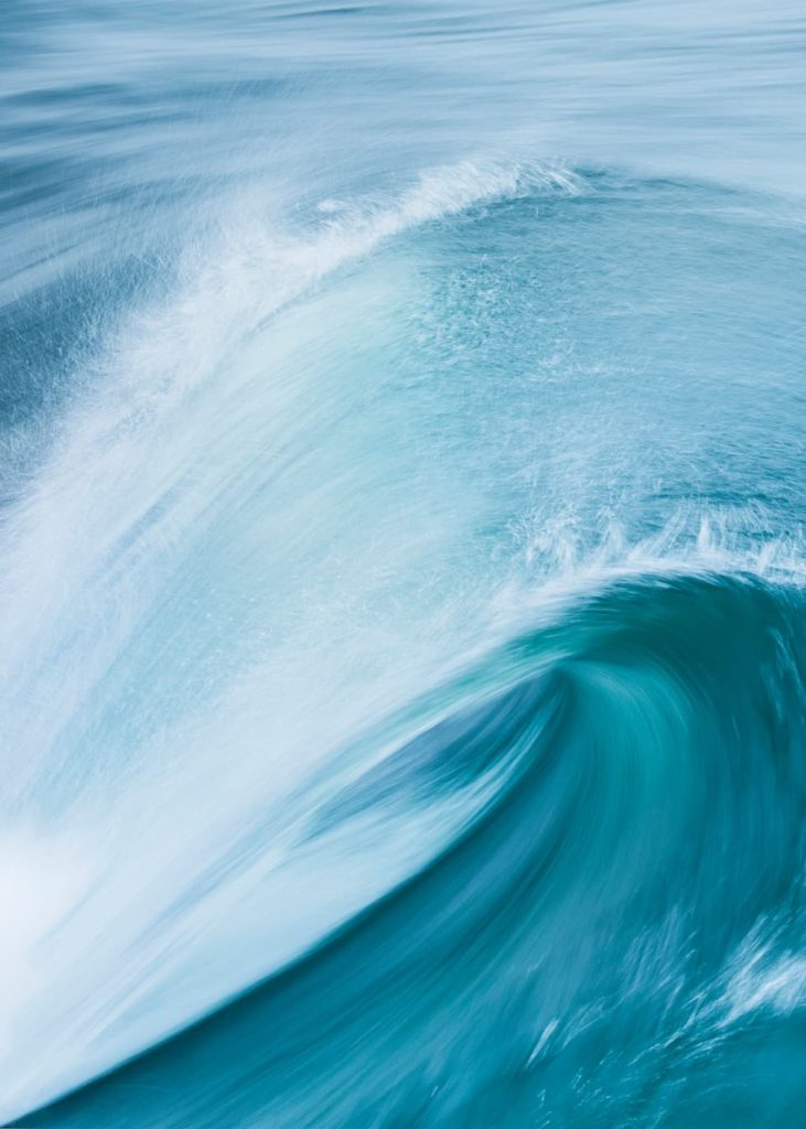 Blue-Wave-Cornwall-Porthleven-@carlaregler