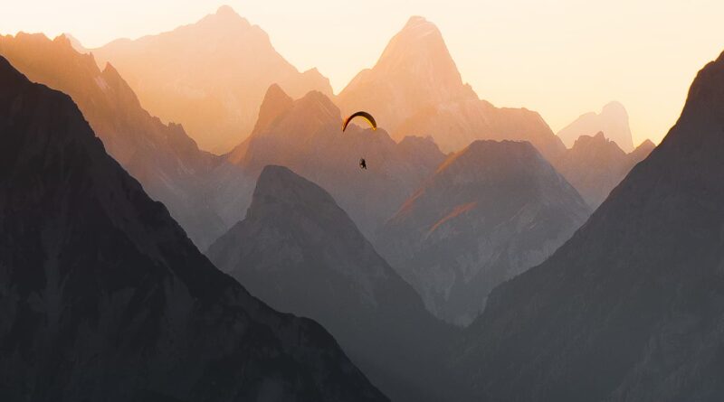 @viewsbykevin_Paraglider (Dolomites)