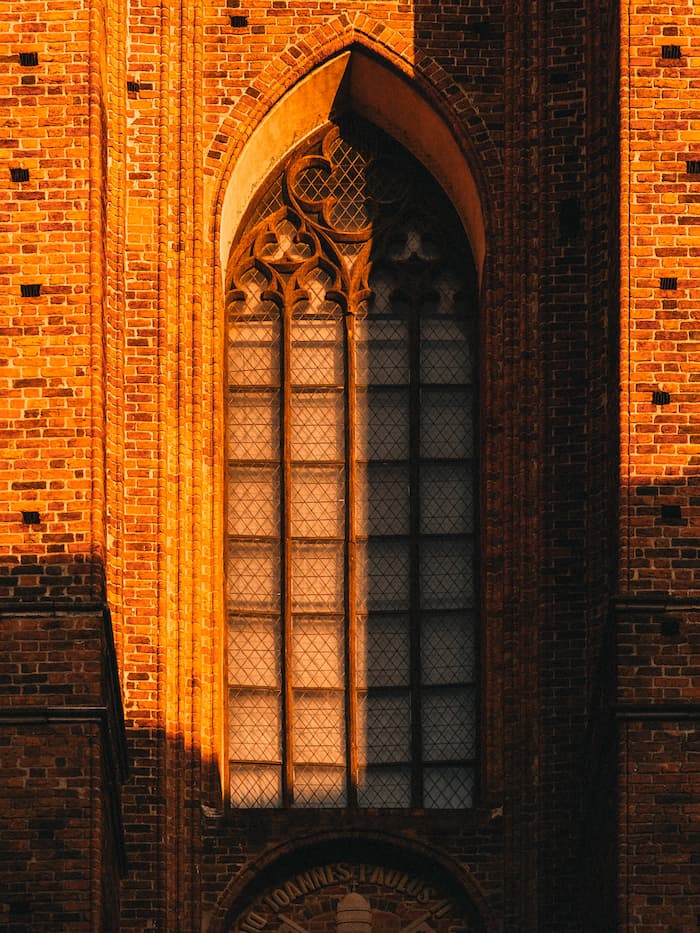 Toruń, poland_szary_czlowiek_w_kolorze Church colors Nomadict