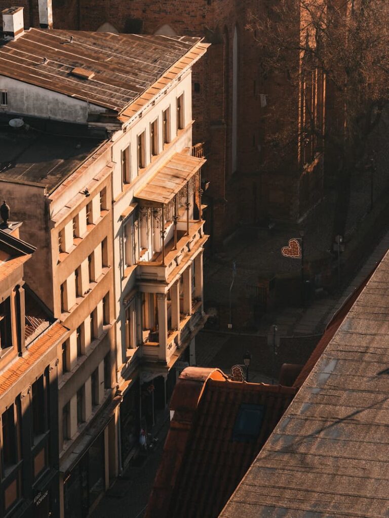 Toruń, poland_szary_czlowiek_w_kolorze colors