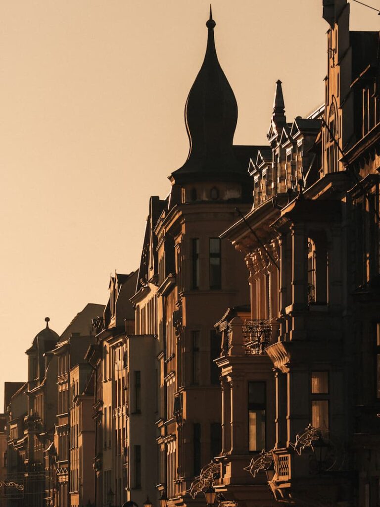 Toruń, poland_szary_czlowiek_w_kolorze tele 2